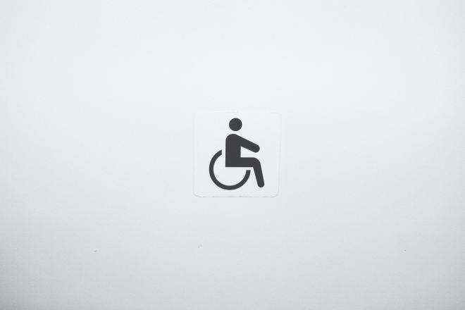 Symbol of wheelchair user (Photo by Julius Carmine on Unsplash)